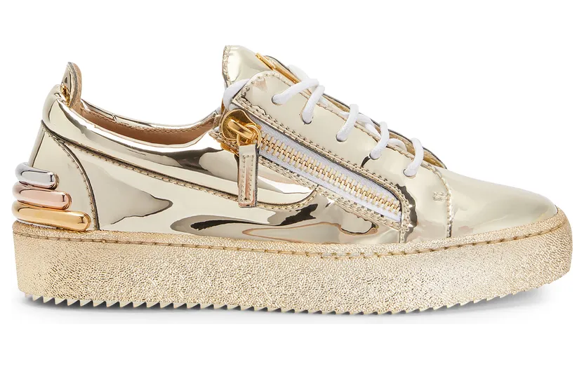 Giuseppe Zanotti Cette sneaker basse zanotti iconique et inimitable aété revisitée avec une tige en tissu vernis synthétique couleur platine. les fermetures à glissière assorties sur la tige, le détail signature » en métal doré et la semelle en caoutchouc offrent à cet (RS20069001)