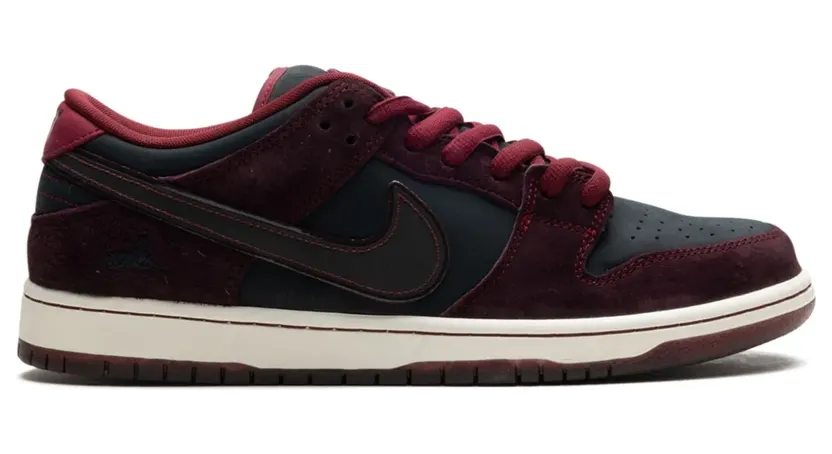 Nike x Riot Skateshop SB Dunk Low Mahogany/Dark Beetroot/Team Red/Sail/Night Maroon sneakers – Rood (FZ1289)
