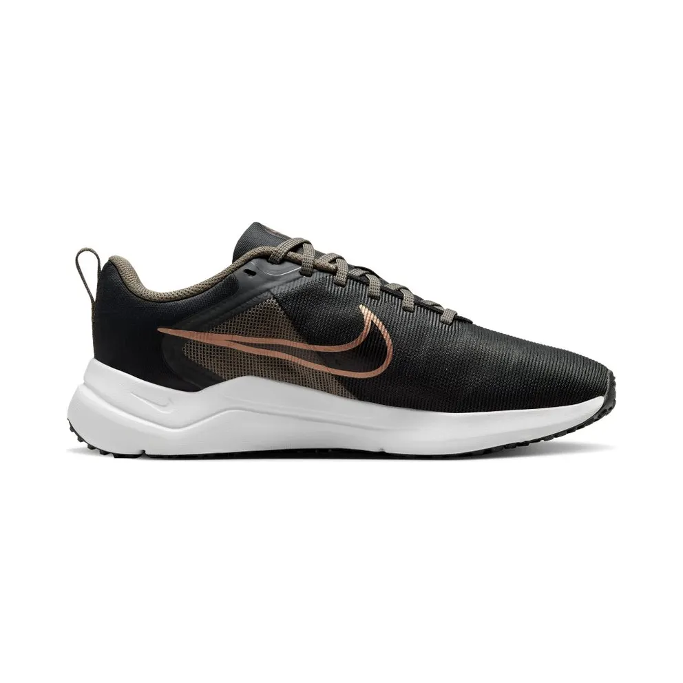 Nike Downshifter 12 (straat) “Dark Smoke Grey / Olive Grey / Metallic Copper / Metallic Silver” (DD9294-008)