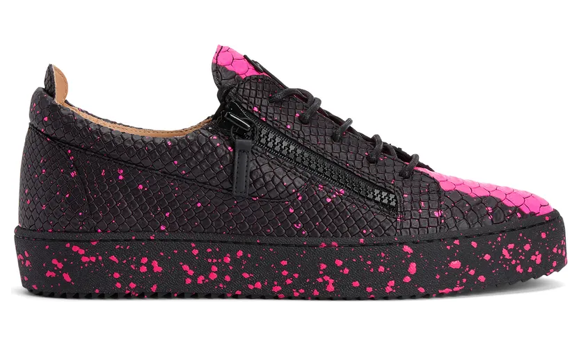 Giuseppe Zanotti Sneakers basses, confectionnées en cuir noir et rose fluo imprimé python avec lacets en coton noir, dotées d’un détail signature » en métal noir sur la languette et de fermetures à glissière assorties sur les côtés de la tige. la semelle en caoutchouc noi (RU20000001)