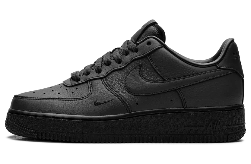 Nike Air Force 1 Low “.SWOOSH – Triple Triple Black” (HJ9348-001)