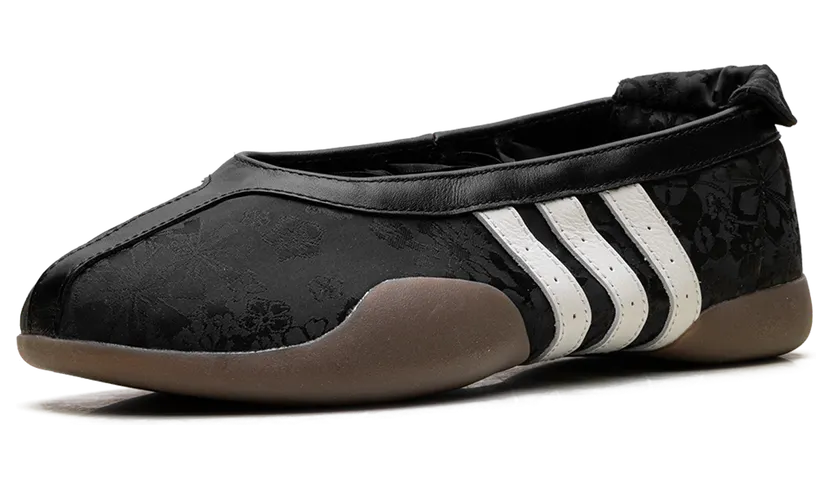 adidas Taekwondo Mei “Core Black”: plat profiel met een verborgen bloemenprint (3)