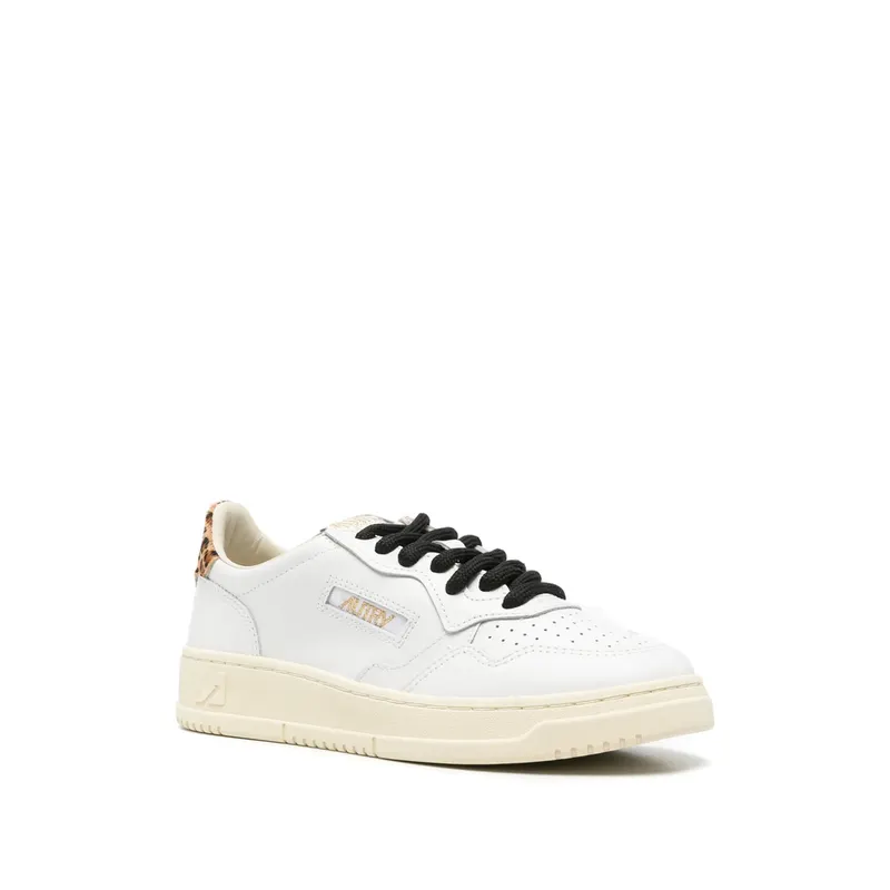 Autry Medalist LOW “White” (AULW OC02)