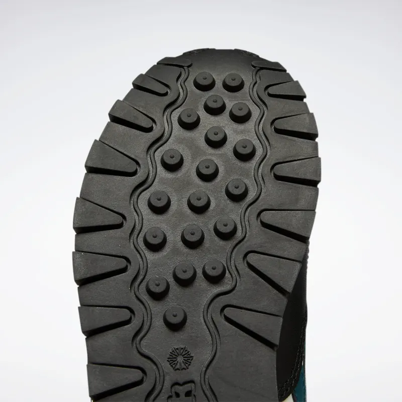 Reebok Classic Leather Shoes Chalk / Core Black / Semi Solar Gold