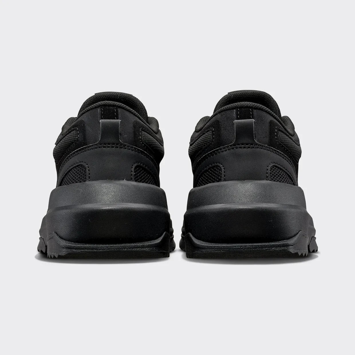 APL Jogger “Black/Black/Black” (Heren) (3)