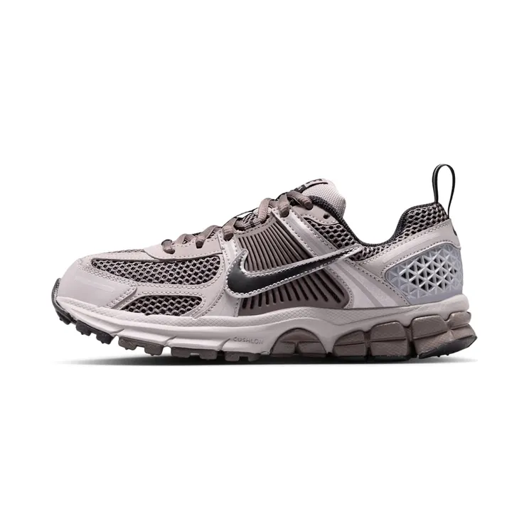 Nike Zoom Vomero 5 GS College Grey Black-Cave “College Grey / Cave Stone / Metallic Silver / Black” (HF6998-010)
