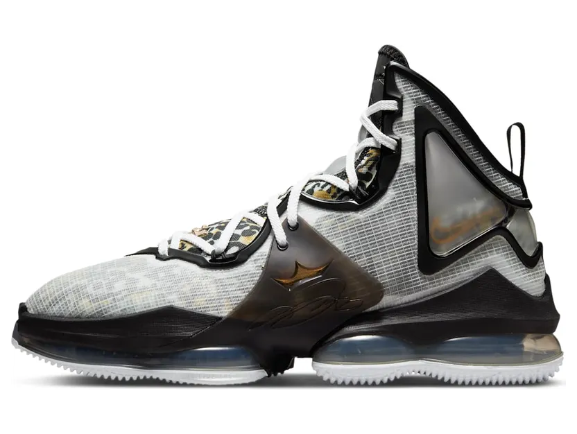 LeBron 19 Wit – “White / Black / Metallic Gold” (CZ0203-100)