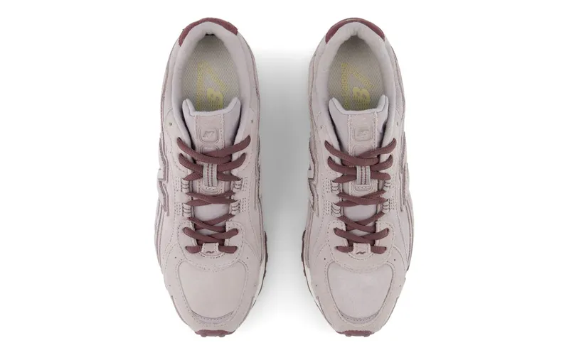 New Balance 204L “Truffle Salt” (U204L8WR): mauve suède met bordeaux, de kleur van dit najaar (3)