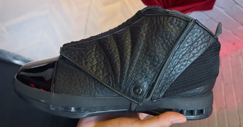 Air Jordan 16 “Black Pack” (IZ2586-001): zwart als concept, lak als redding