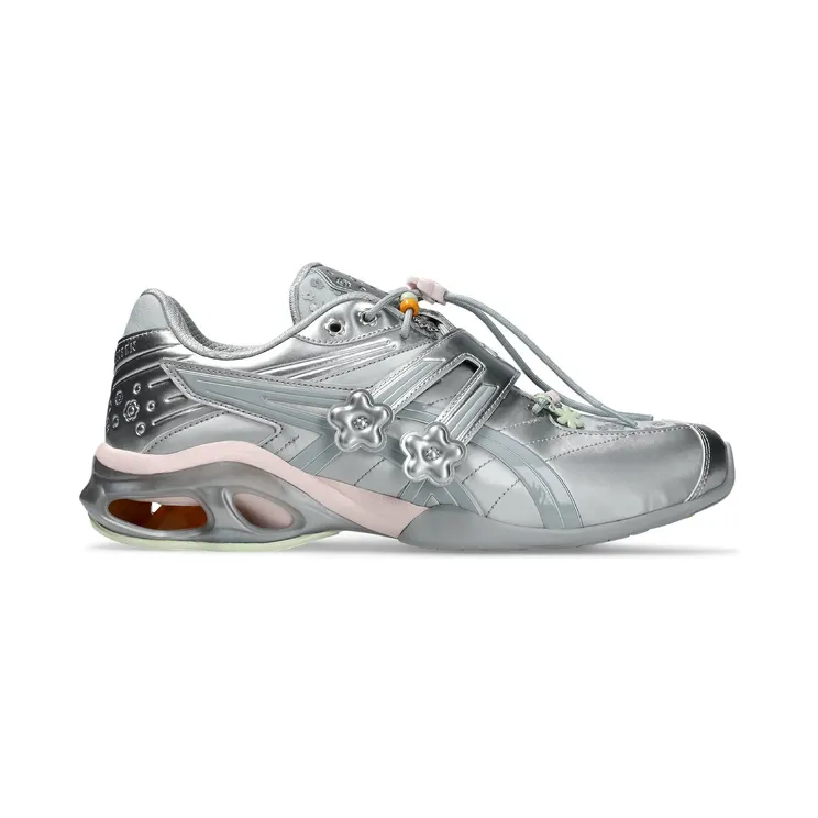 Cecilie Bahnsen x ASICS GEL-Kinetic FR: zilver met bloemen erop