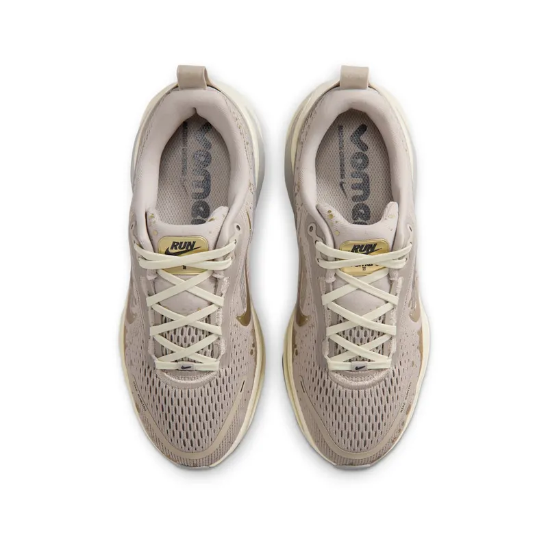 Nike Vomero 18 GS “Cream Coconut Milk Metallic Gold Grain” (IM6127-200)