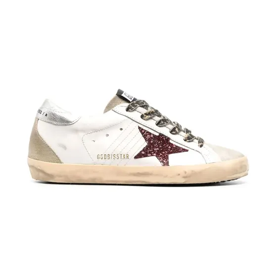 Golden Goose Super-Star mit bordeauxfarbenem Glitter-Stern und silberfarbener Fersenlasche “White” (GWF00102F004057)