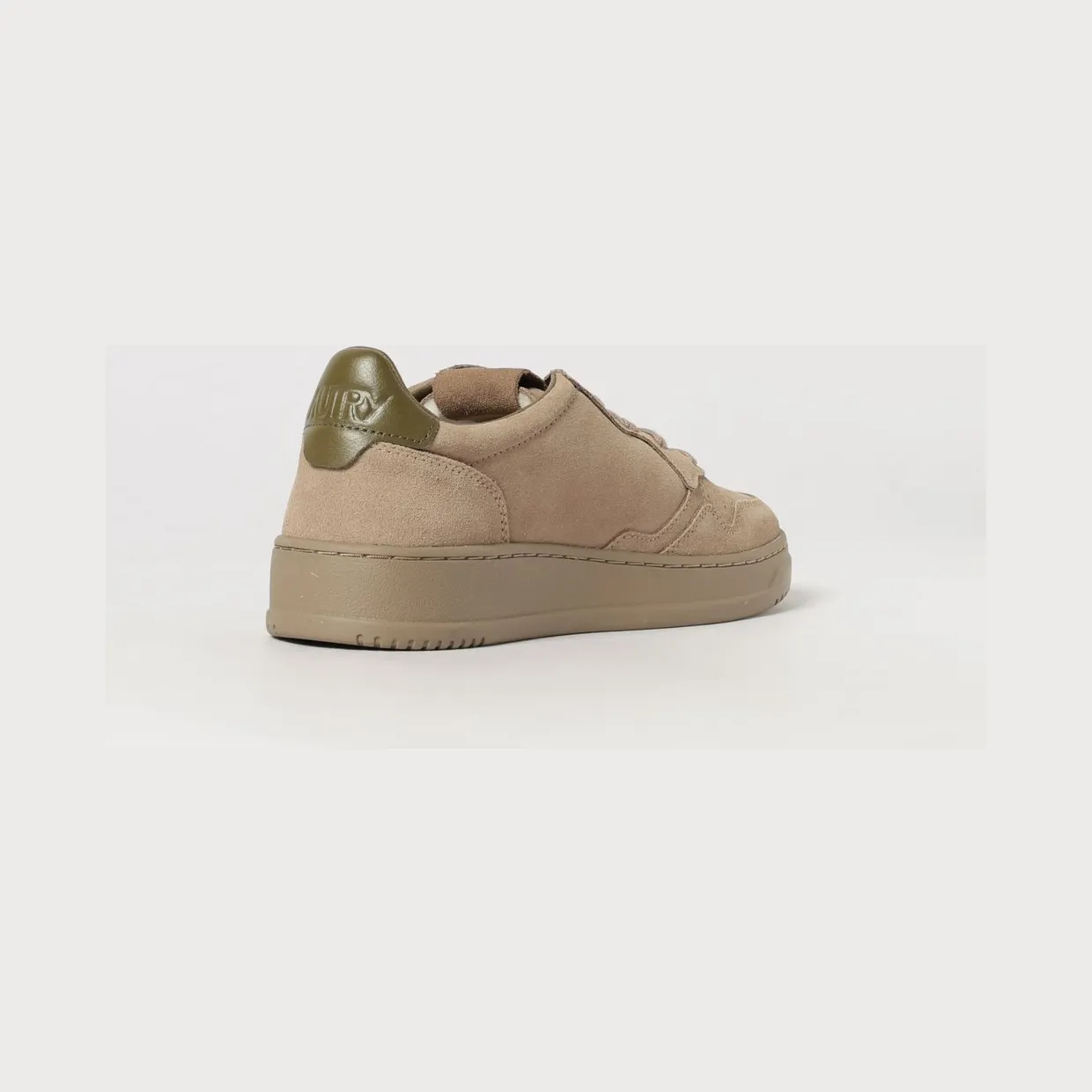 Autry Medalist Low Trainers in Smooth Calfskin with Perforated Toe Beige (AULMOH03) (2)