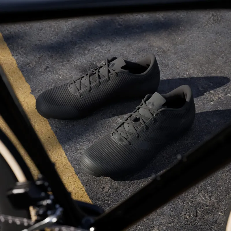 adidas The Road Fietsschoenen 2.0 Core Black / Cloud White / Carbon (HQ3486)