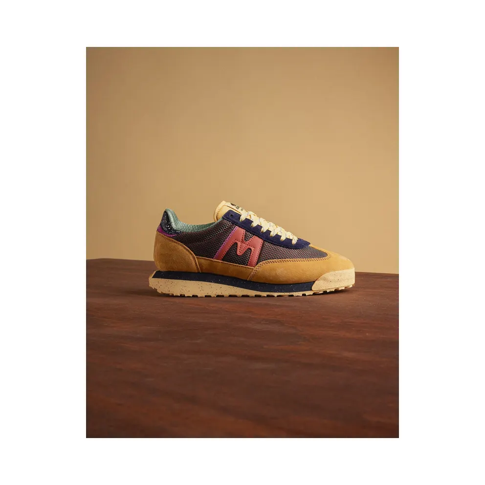 Karhu Mestari – “Curry Mineral Red” (F840003)