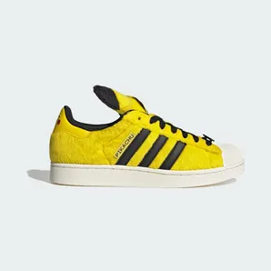 Pokémon x adidas Superstar “Pikachu” (KI2858): pluche, een Poké Ball en twee oren die rechtop staan