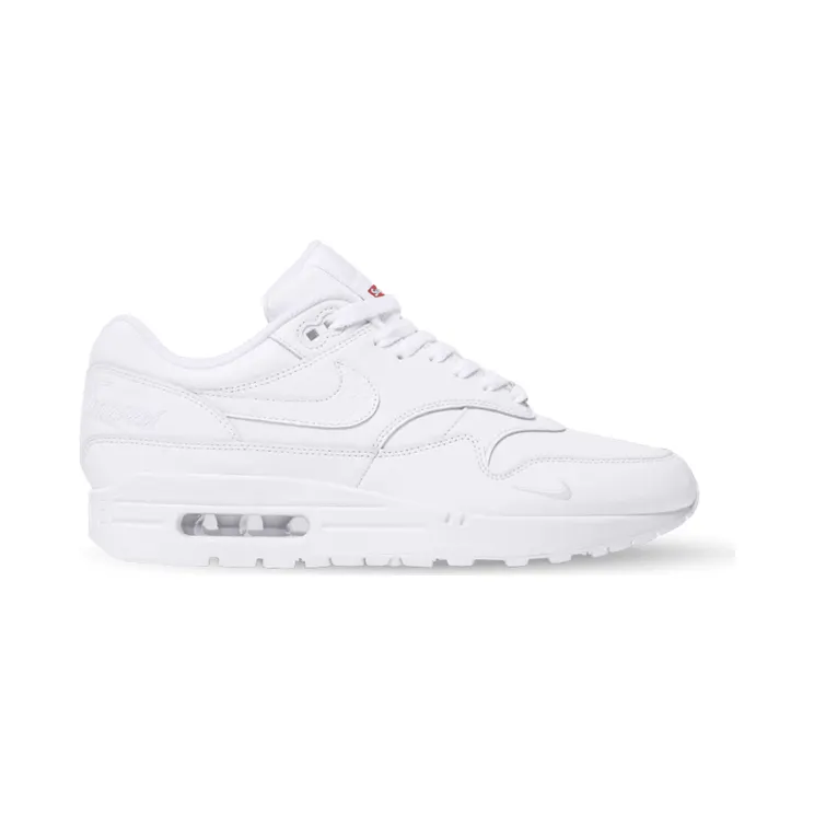 Supreme x Nike Air Max 1 ’87 “Triple White” (HF8813-100): de luidste collab in z’n stilste jas