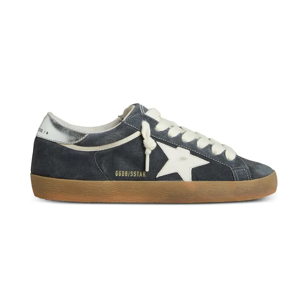 Golden Goose Super-Star aus grauem Wildleder mit weißem Lederstern und silberfarbener Fersenlasche – Blue (GMF01005F007875)