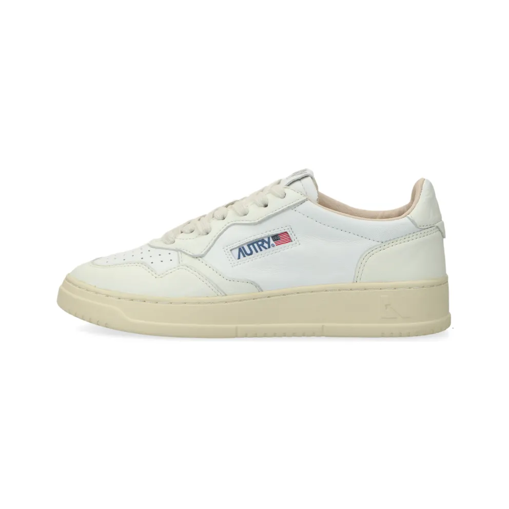 Autry Medalist Low W (goat / wash / white / white) – AULWGH01