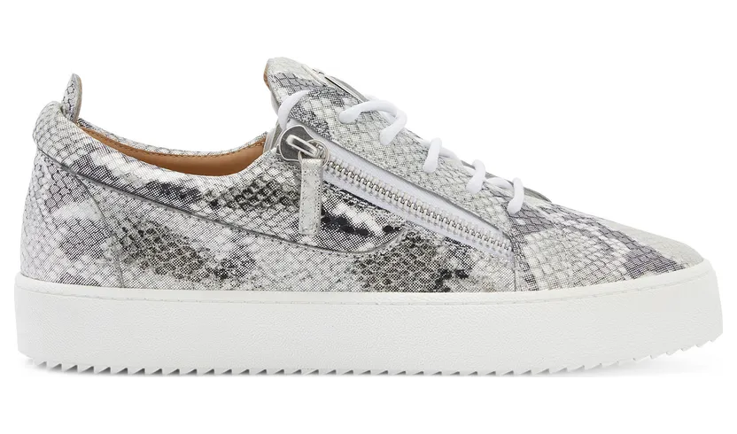 Giuseppe Zanotti Sneakers basses confectionnées en cuir lamé argenté imprimé reptile avec lacets en coton ciré blanc, dotées d’un détail signature » en métal argenté sur la languette et de fermetures à glissière argentées sur les côtés de la tige. la semelle en caoutchouc (RU20004001)