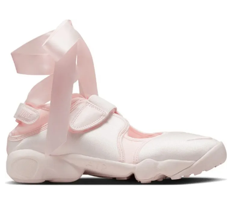 Nike Air Rift Premium SE “Pink Ribbons” (HQ3761-640) — de split-toe die je óf meteen begrijpt óf niet