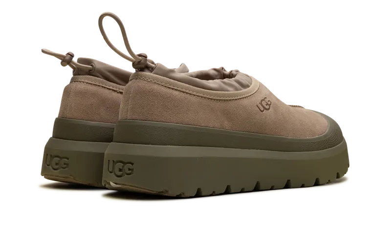 Ugg Tasman Weather Hybrid Slide “Dune Burnt Olive” (1144096-DNT)