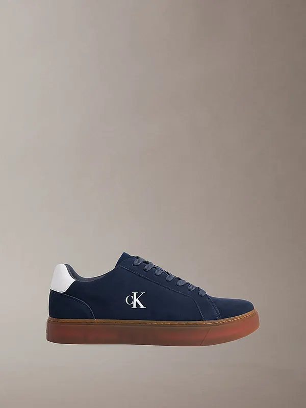 Calvin Klein Ck Baseline – Suede Signature Logo “CK NAVY/BRIGHT WHITE/GUM” (YM0YM014340HC)