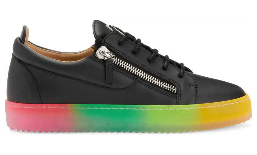 Giuseppe Zanotti Sneakers basses confectionnées en cuir noir et cuir verni avec lacets en coton assortis, dotées d’un détail signature » en métal argenté sur la languette et de fermetures à glissière argentées sur les côtés de la tige. la semelle en caoutchouc multicolore (RU20007001)