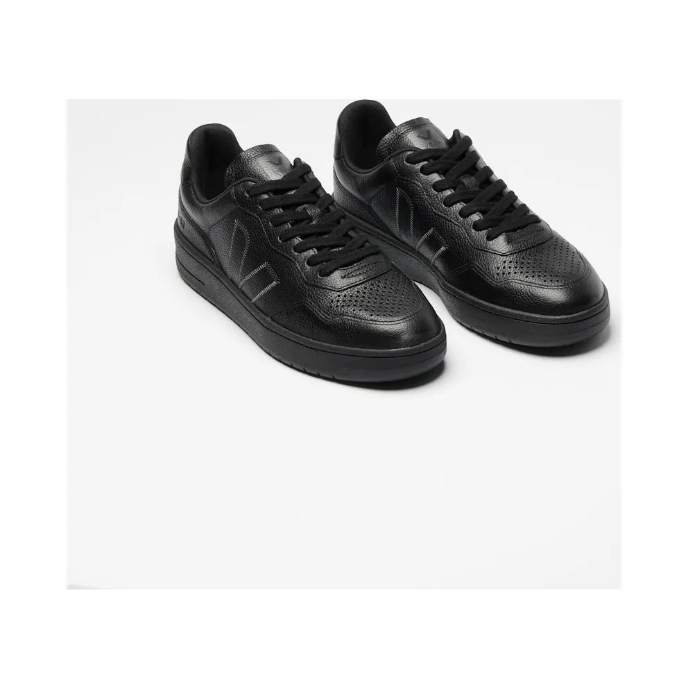 VEJA V-90 leather – Black (VZ2021976)