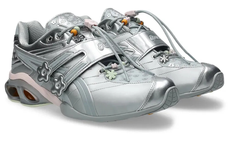Cecilie Bahnsen x ASICS GEL-Kinetic FR: zilver met bloemen erop (3)