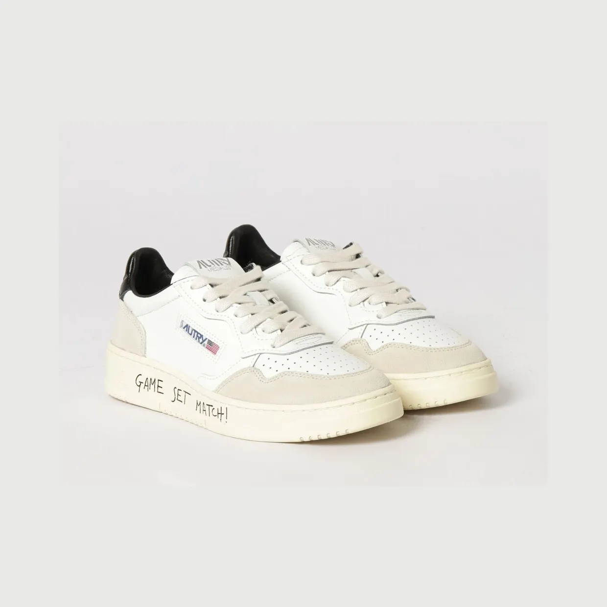 Autry Medalist Low Sneakers in Smooth Calf Leather with Perforated Toe Black (AULWMA04)