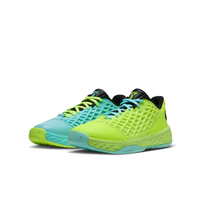 Nike Kobe 3 Low Protro “Mismatch” (IZ7934-900): links groen, rechts blauw, vandaag alleen in kidsmaten (5)