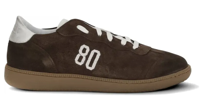 BE980 Harvard 1 suède met geborduurd logo “Brown” (HARVARD1)