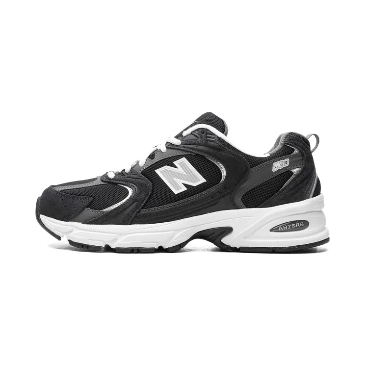 New Balance 530 “Classic Black/Grey”: donkere daily die alles matcht