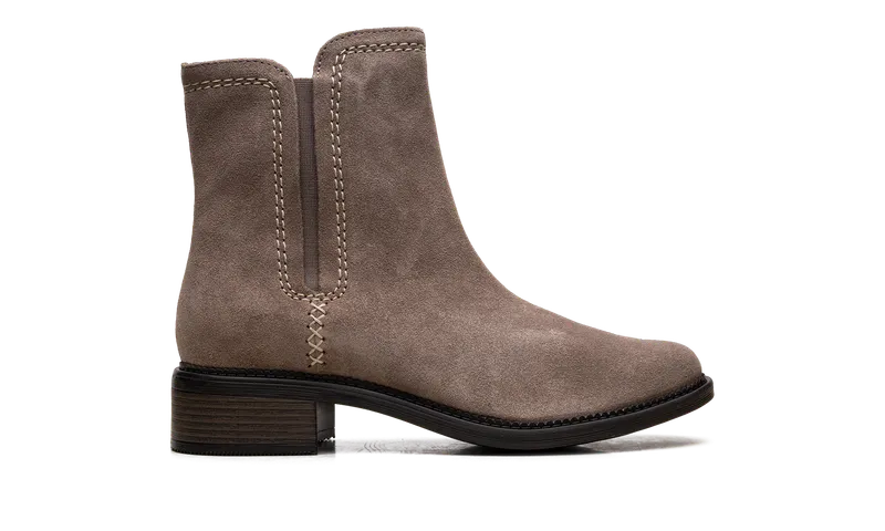 Clarks Maye Zip “Pebble Suede” (26168073)
