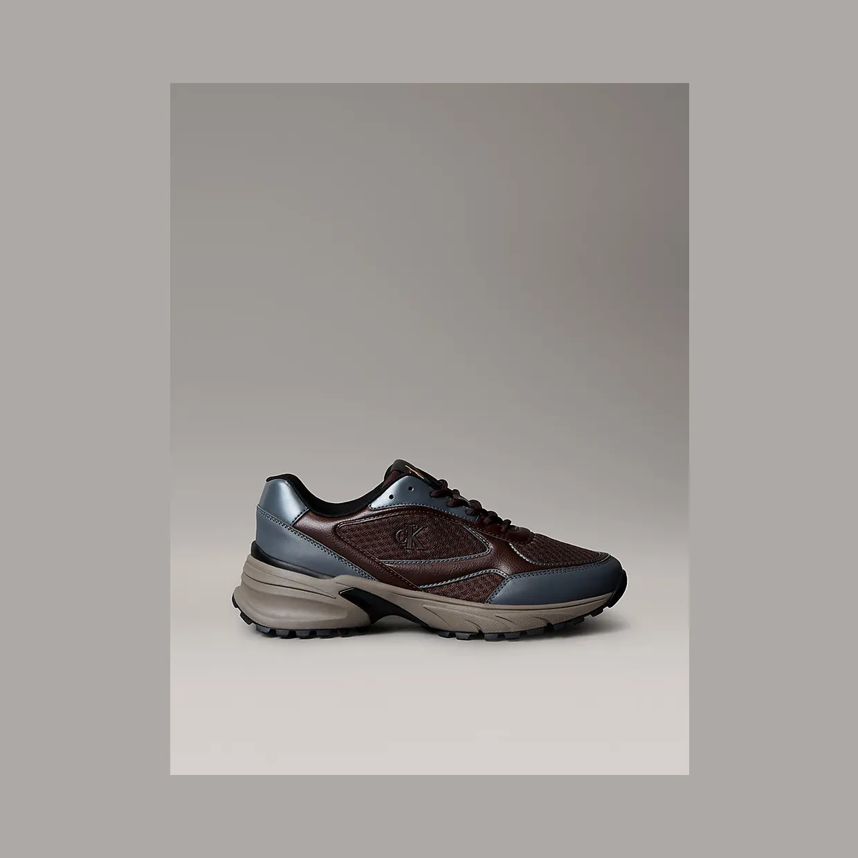 Calvin Klein Trailblazer – Mesh Mix Runner “Bordeaux / Coal / Taupe Smog” (YM0YM014510HP)