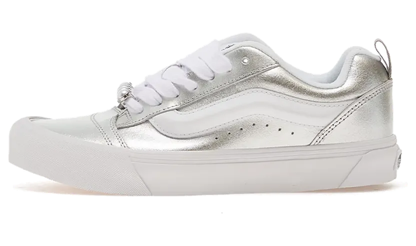 Vans Knu Skool “Metallic Leather Silver” (VN000E9XSLV1)