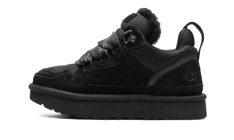 UGG Lowmel “Black”: tonaal zwart met een zachte kraag (2)