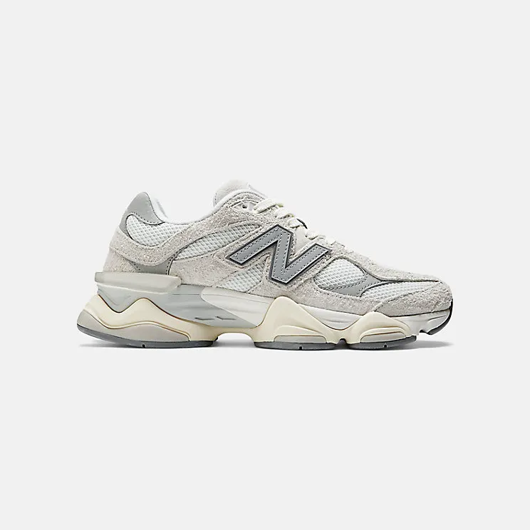 New Balance 9060 ‘Moonbeam Sea Salt’ (U9060HSC): ruige suède in een rustige beige