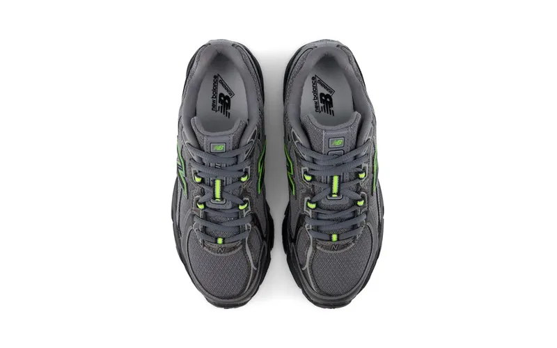 New Balance 740 Black / Green
