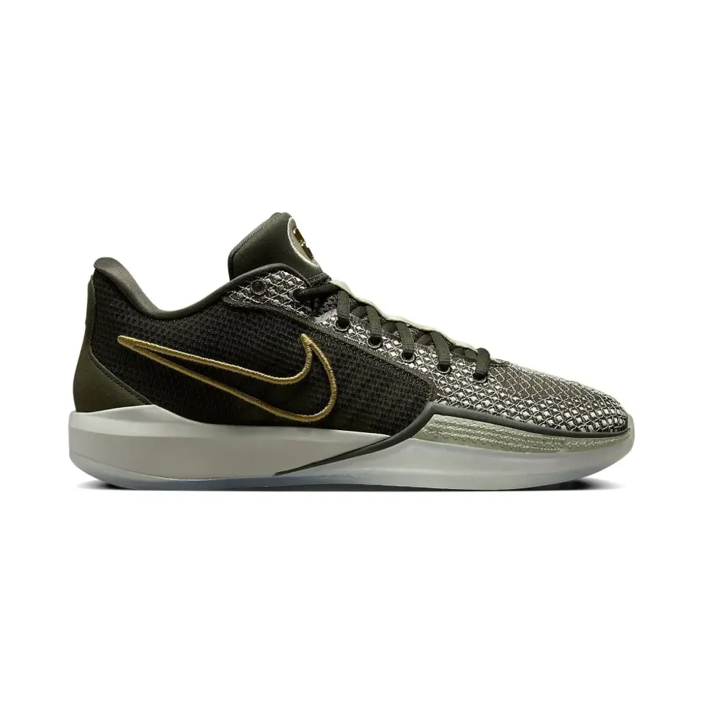 Nike Sabrina 1 with metallic logo – Green (HF5518)