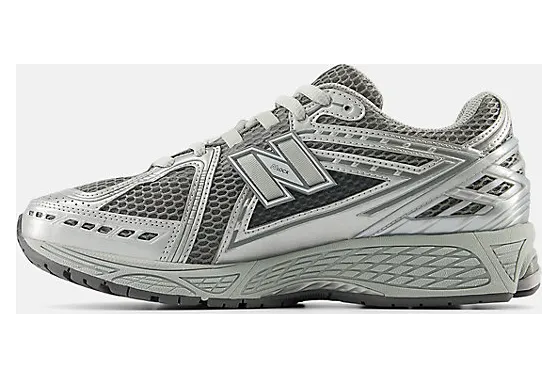 New Balance 1906R “Grey”: zilvergrijze machine uit het archief (2)