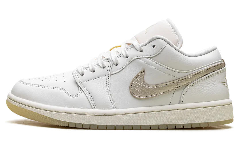 Jordan 1 Low SE “Metallic Team Gold” (HV5157-100)