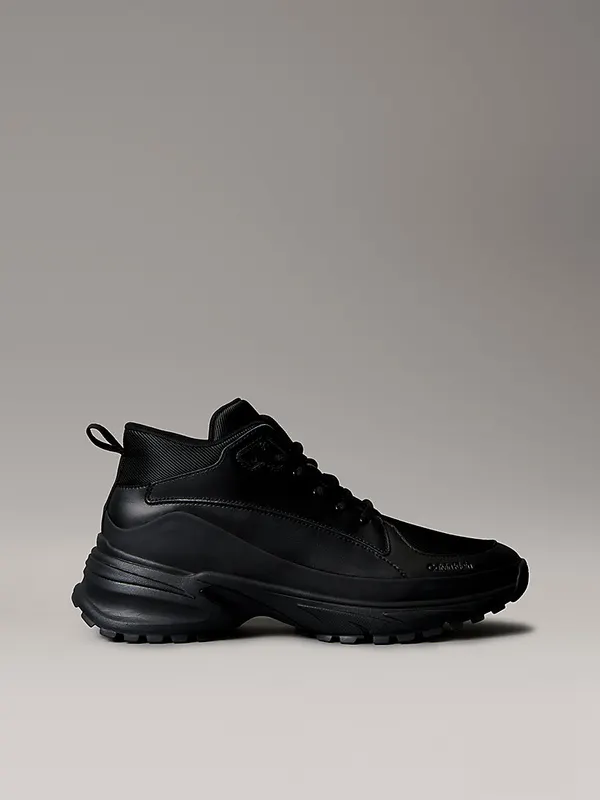 Calvin Klein Trailblazer – High-Top Runner “TRIPLE BLACK” (YM0YM014180GJ)