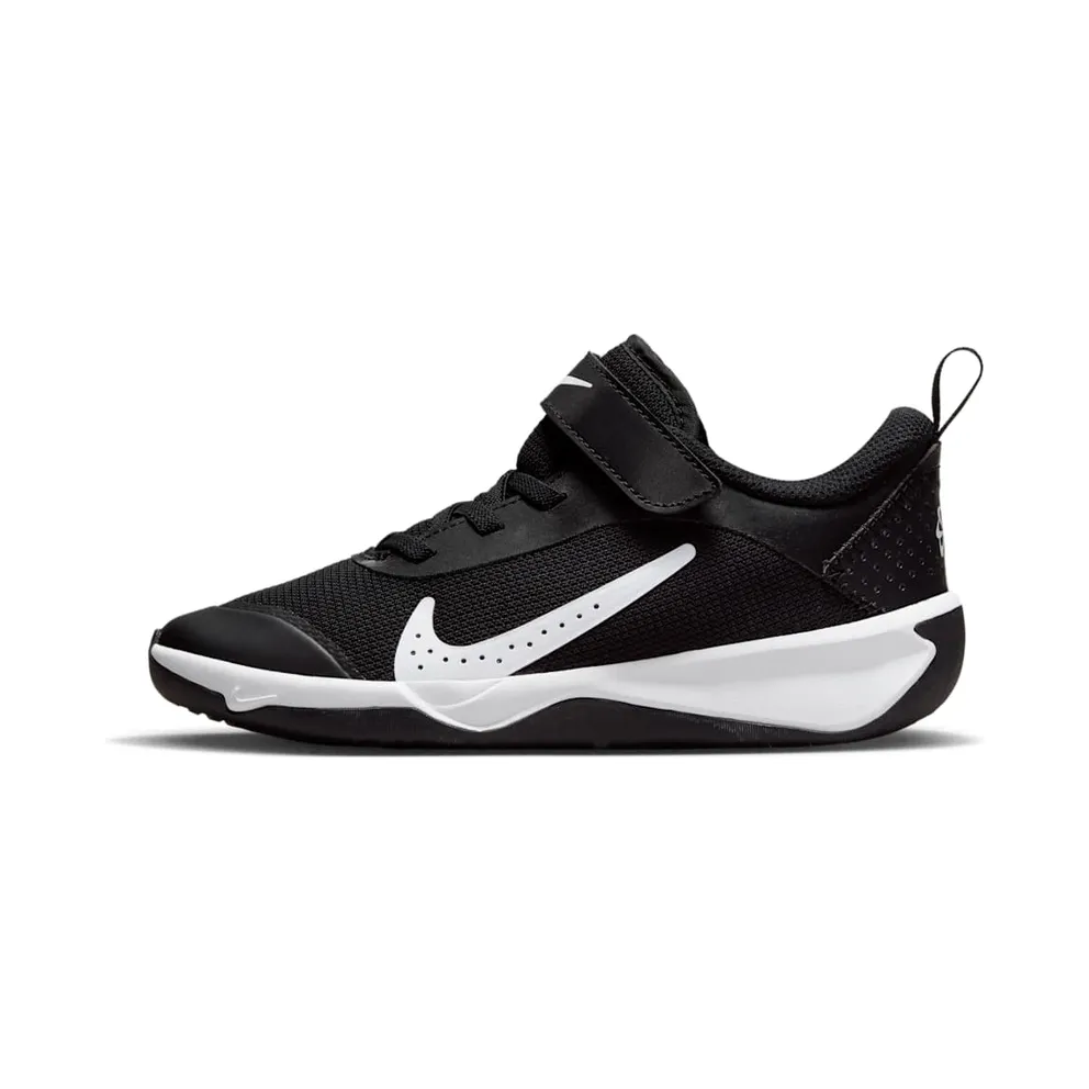 Nike Omni Multi-Court Hallenschuh für jüngere Schwarz (DM9026-002)
