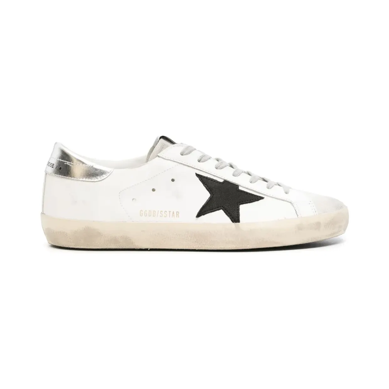 Golden Goose Super-Star aus weißem Leder mit schwarzem Nubuk-Stern und silberfarbener Metallic-Lederferse (GMF00101F005769)