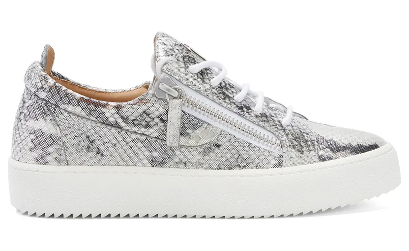 Giuseppe Zanotti Sneakers basses confectionnées en cuir lamé argenté imprimé python avec lacets en coton blanc, dotées d’un détail signature » en métal argenté sur la languette et de fermetures à glissière argentées sur les côtés de la tige. la semelle en caoutchouc blanc (RW20001001)