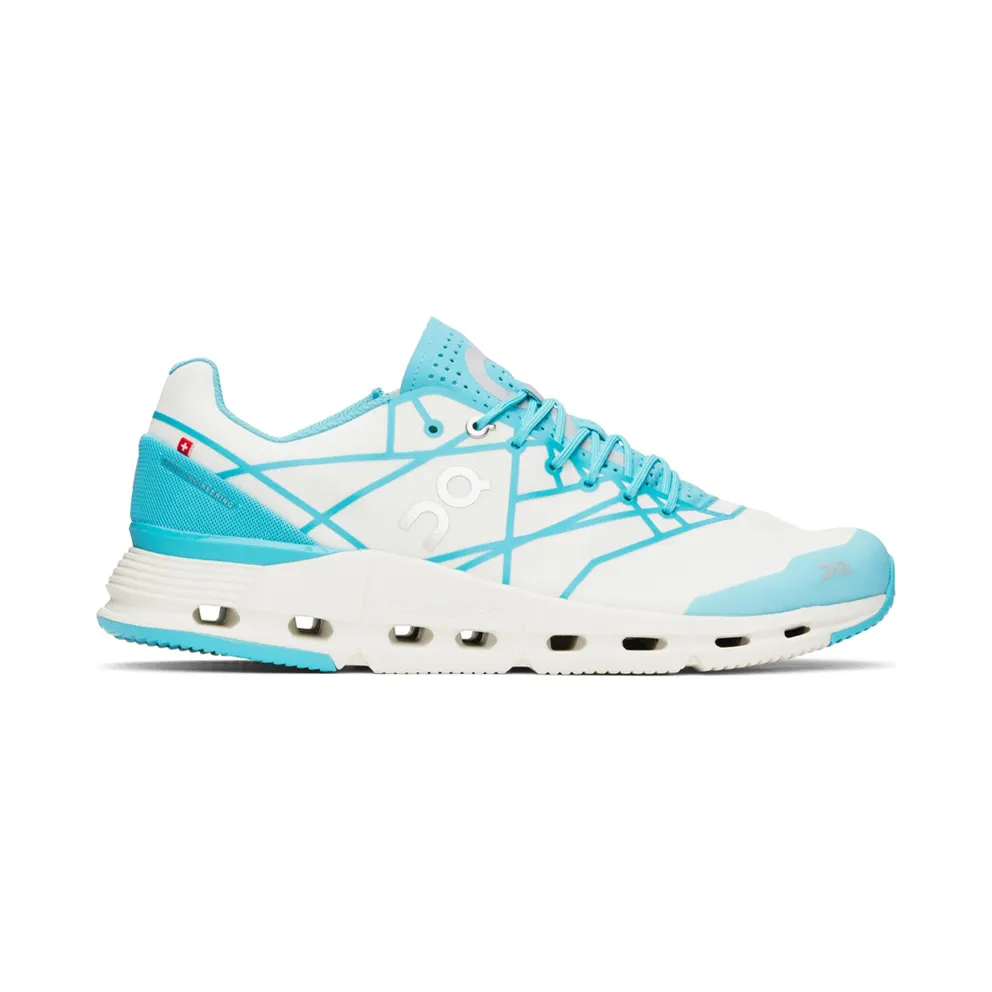 On White & Blue Cloudnova Z5 (26.98382)
