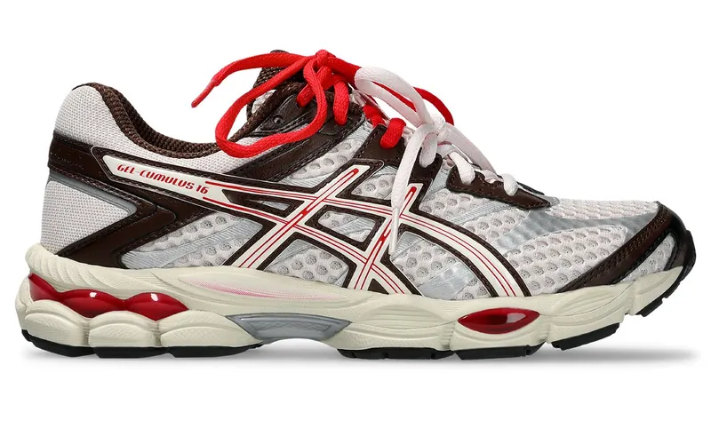 NAKED x ASICS GEL-Cumulus 16 (1203B330-700): de Kopenhaagse runner met twee sets veters dropt vandaag