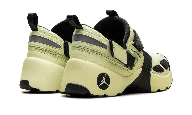Jordan Trunner LX “Luminous Green” (HQ2164-302)